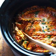 Super Easy Skinny Veggie Crockpot Lasagna - a handful of simple ingredients for a healthy family dinner. | https://slank-metode.today