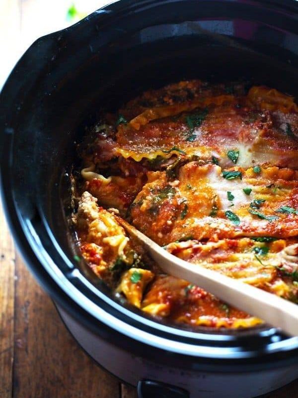 Super Easy Skinny Veggie Crockpot Lasagna - a handful of simple ingredients for a healthy family dinner. | https://slank-metode.today